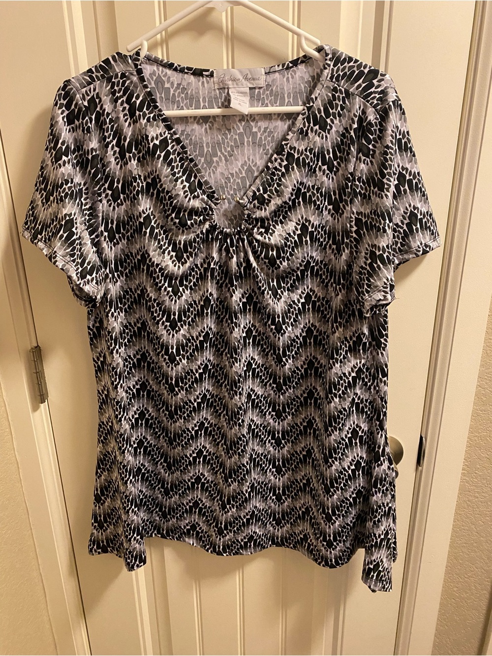 Fashion Avenue XL Top  Black Write Gray Stretch Blouse Short Sleeve Shirt
